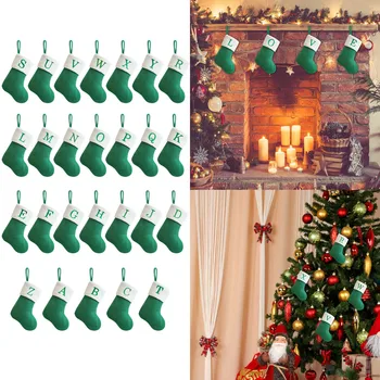 Calcetines de Навидад против letras de copo de nieve, adorno de Ã¡rbol de Навидад verde, decoraciÃ3n navideÃ±a, regalo, 2024